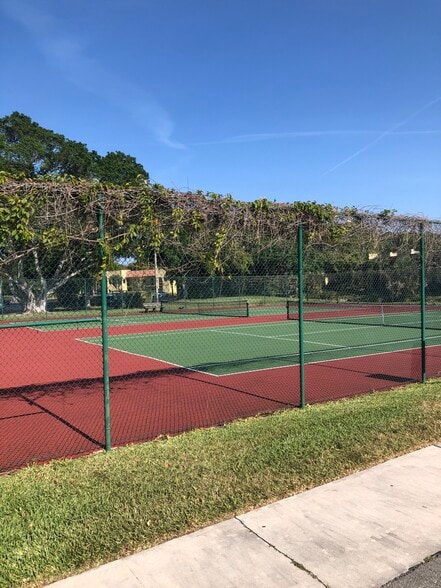 Building Photo - 866 SW 9th Street Cir