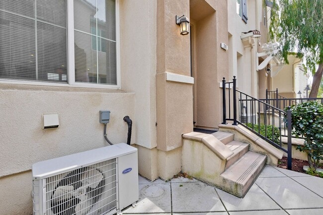 Building Photo - Sought-after Multi-level Home Near Great Mall!