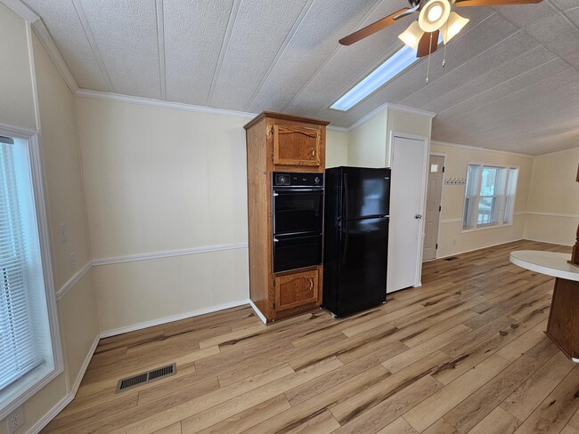 Building Photo - 158 Country Rd