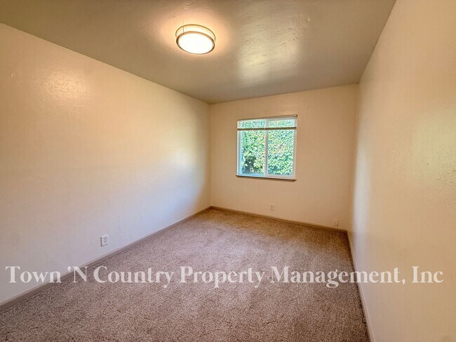 Building Photo - 818-820 University Ave.