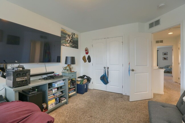 Building Photo - Newer build 2,000 sq ft 3/BR 2.5 bath luxury townhome FULLY FURNISHED