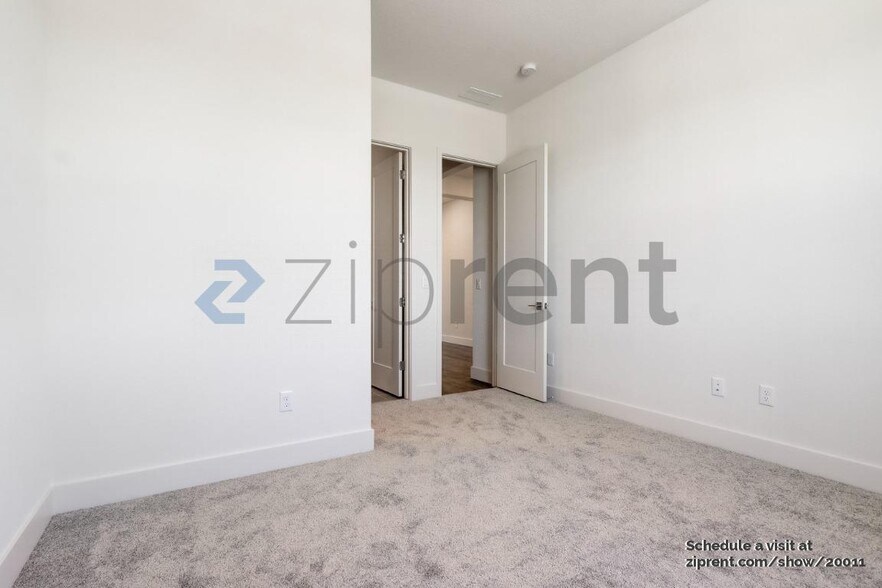 Building Photo - Unit