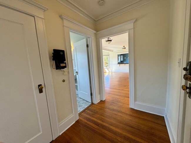 Building Photo - Historic Nob Hill 1Bd/1Ba Condo in NW Port...