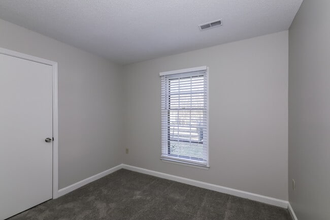 Building Photo - 5117 Chestnut Lake Dr