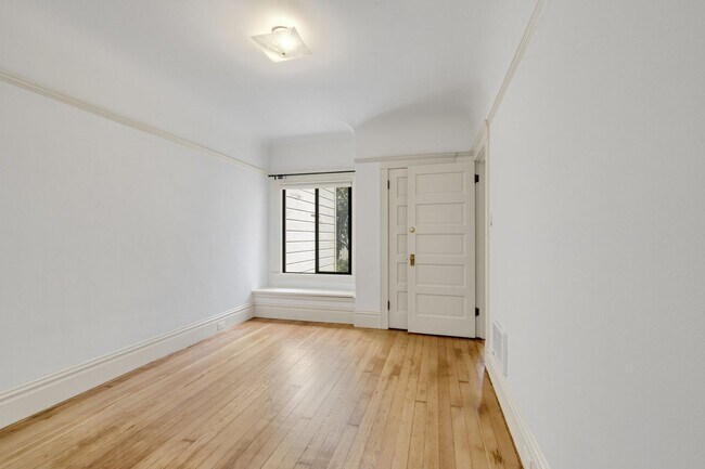 Building Photo - Large, pet friendly 2BR with hardwood floors and laundry in unit