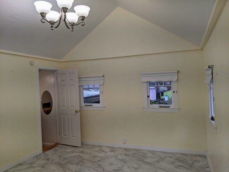 Building Photo - 16403 Kennedy Rd