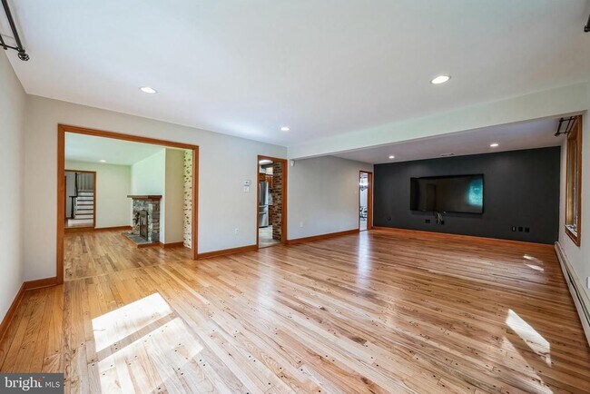 Building Photo - 3574 Glenway Rd