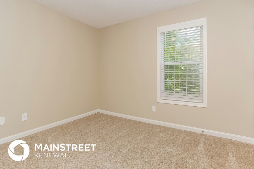 Building Photo - 546 Lone Oak Dr