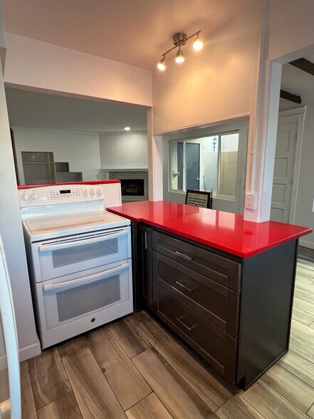 Building Photo - 832 13th St