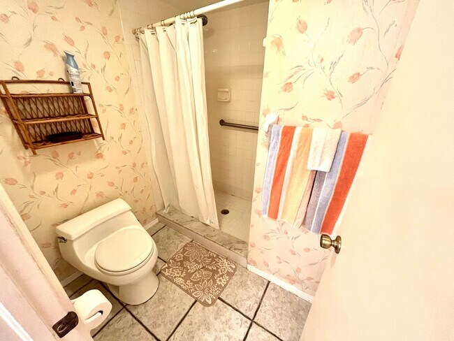 Building Photo - **Charming Ground Floor Condo in Oakwood S...