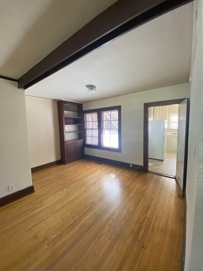 Building Photo - 545 E Park Ave