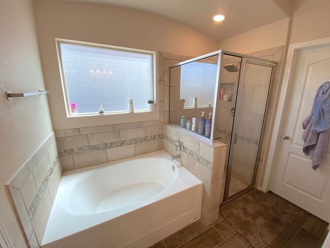 Building Photo - Gorgeous 4bed/3.5bath with 2 Master Bedrooms!