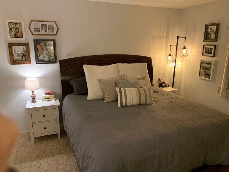 Bedroom with King Bed - 2800 Hillsboro Ave N