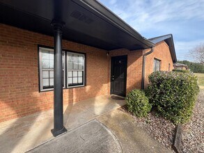 Building Photo - 2 bed 1 bath duplex