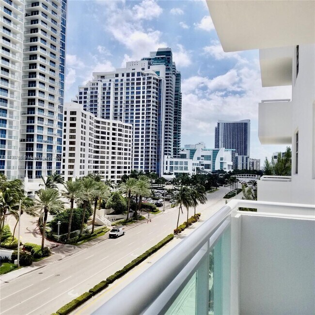 Building Photo - 3000 S Ocean Dr