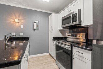 Building Photo - Ihona Townhome 1BR, 1BA, 1PKG, AC, W/D