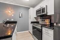 Building Photo - Ihona Townhome 1BR, 1BA, 1PKG, AC, W/D