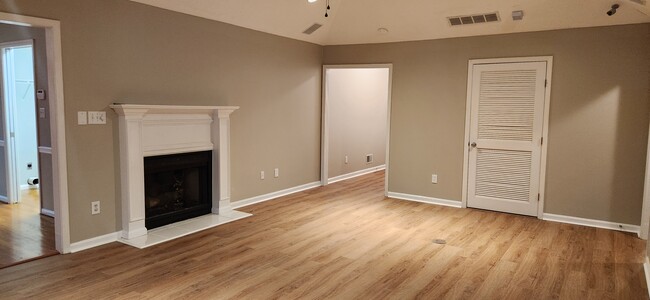 Living room - 4108 Saratoga Woods Dr