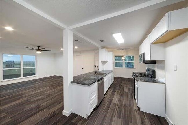 Building Photo - 5535 Pine Pl