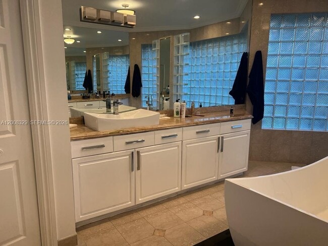 Building Photo - 2534 Poinciana Dr