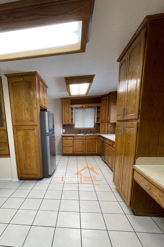 Building Photo - 4 bdrm 2 bth Home