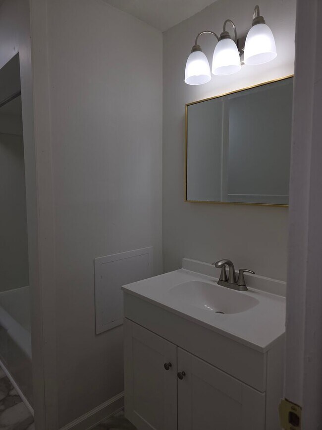 Building Photo - 2 bedroom upper