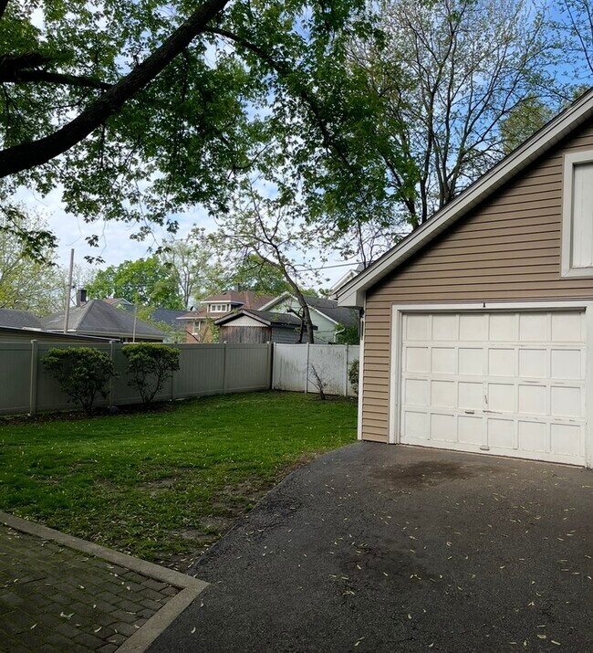 Building Photo - 516 Hendee St