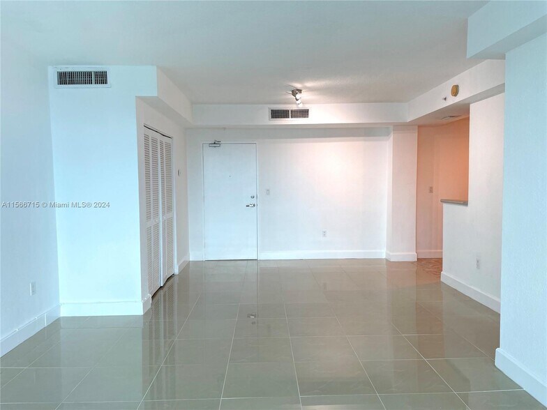 Building Photo - 7501 E Treasure Dr