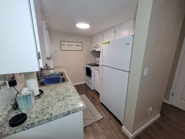 Building Photo - Newly Renovated Townhouse - Pet Friendly!!