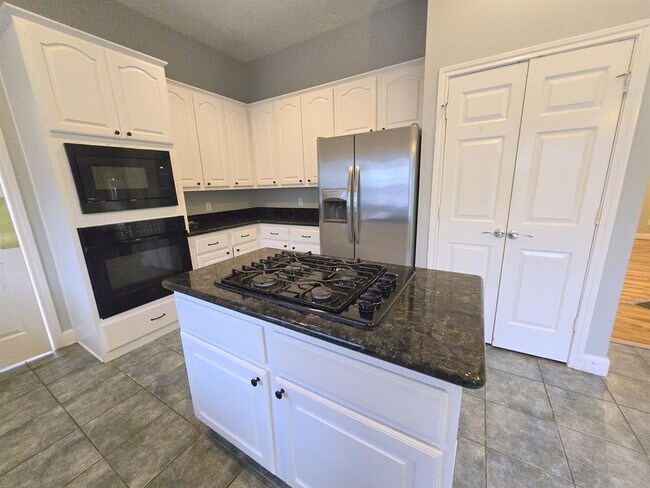 Building Photo - 5118 Rebel Ridge Dr