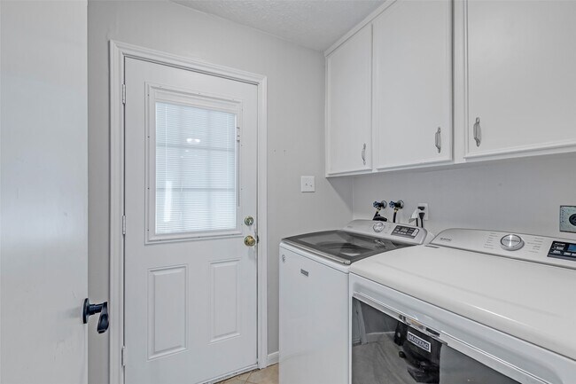 Building Photo - 3250 Three Pines Dr