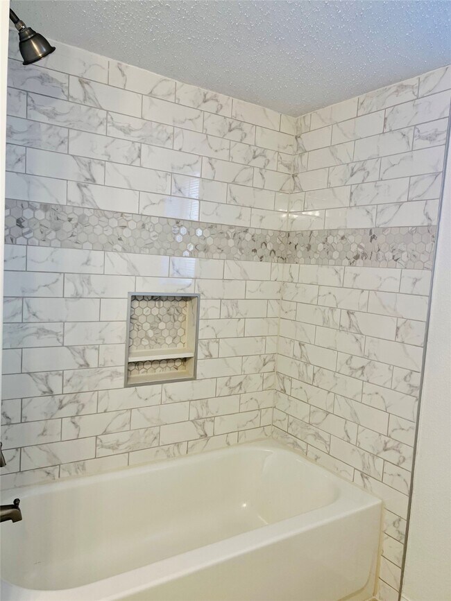 Building Photo - 1026 Fallbrook Dr