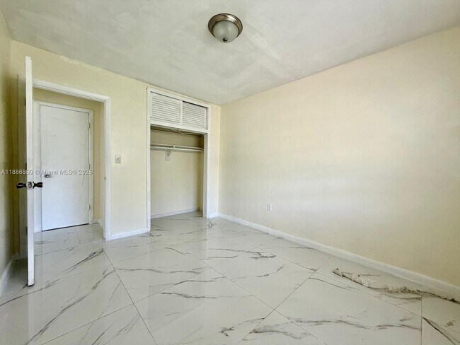 Building Photo - 1371 NE 150th St