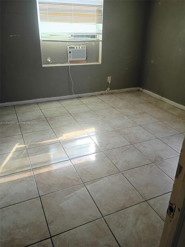 Building Photo - 1017 Chipola Rd