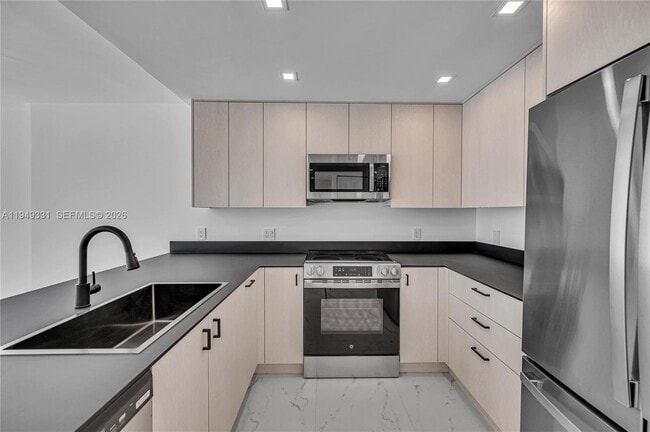 Building Photo - 345 Ocean Dr