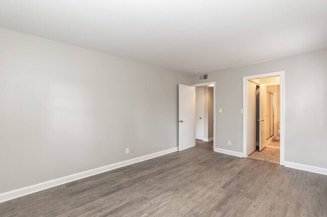 Building Photo - Two Bedroom Home!