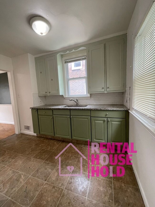 Building Photo - ~ 3 BEDROOM | 1 BATH | FREE PRE SCREEN
