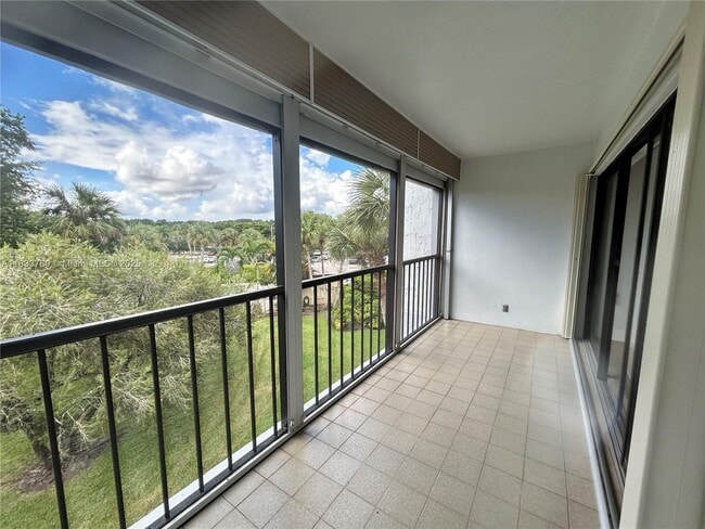 Building Photo - 200 Lakeview Dr