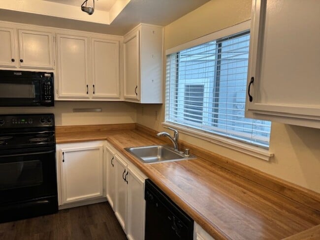 Building Photo - Wonderful lower level Condo with Laminate ...