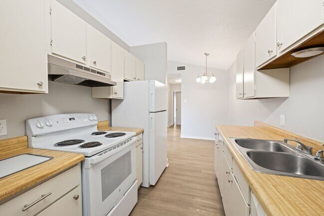 Building Photo - 203 Cougar Ridge