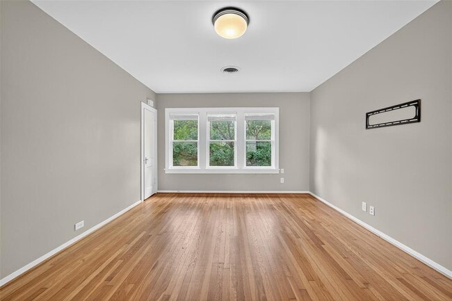 Building Photo - 2343 Wroxton Rd