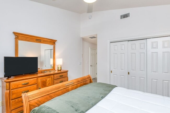 Building Photo - Luxury 3-bedroom - 4 bath with garage
