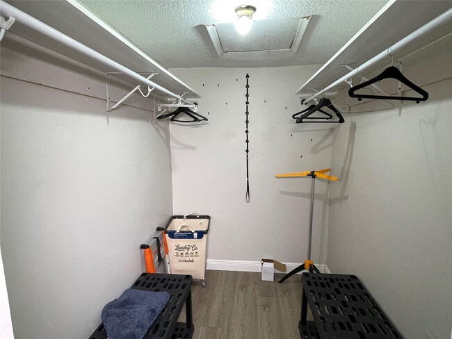 Building Photo - 4000 Del Rio Way