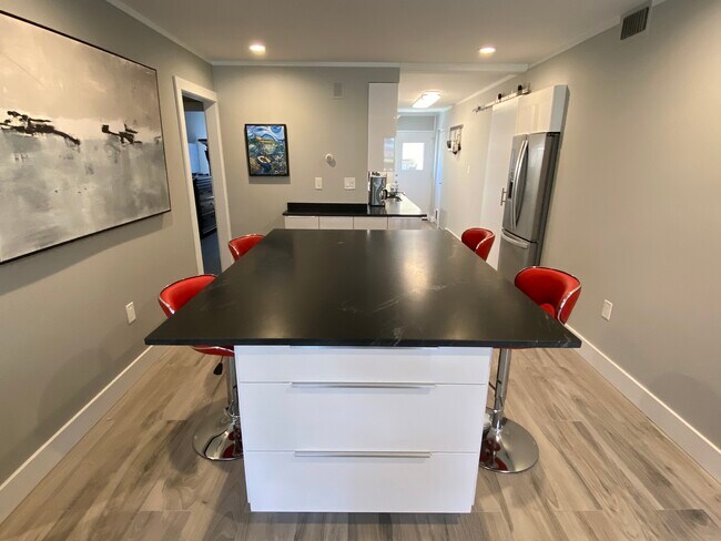 Building Photo - 7 Hughes Pl