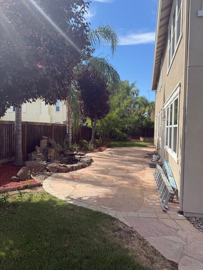 Building Photo - Stunning 5-Bedroom, 4-Bath Home in Prime B...