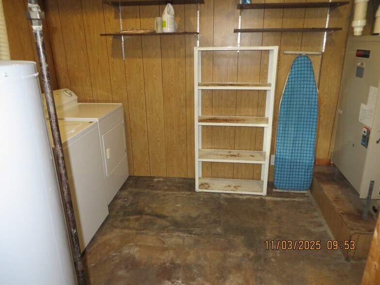 Building Photo - 921 W 8th St