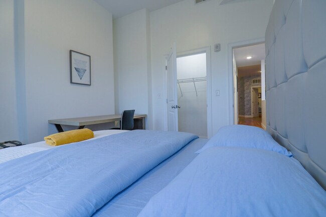 Building Photo - 27 Lambert St