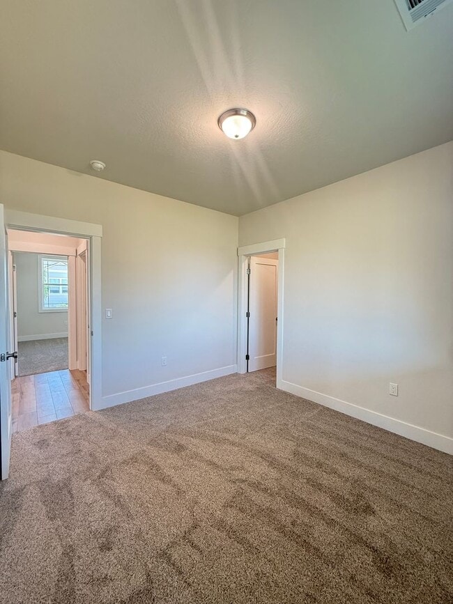 Building Photo - Beautiful New 3 Bed, 2 Bath Home in Northeast Medford