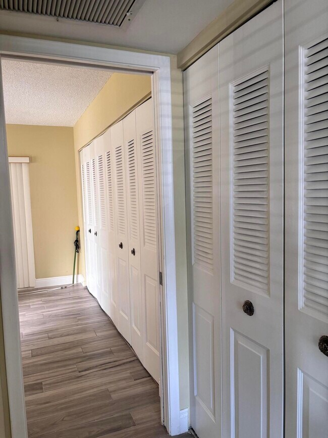 Building Photo - 197 Sussex K