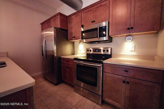 Building Photo - 115 W 2nd St